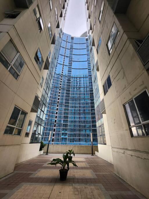 Enjoy Bgc Sunset And Golf Course View 2 Bedroom Loft With 100Mbps Internet Connection มะนิลา ภายนอก รูปภาพ