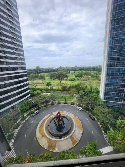 Enjoy Bgc Sunset And Golf Course View 2 Bedroom Loft With 100Mbps Internet Connection มะนิลา ภายนอก รูปภาพ