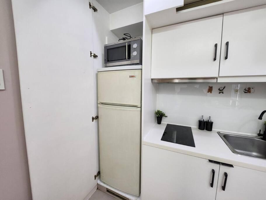Enjoy Bgc Sunset And Golf Course View 2 Bedroom Loft With 100Mbps Internet Connection มะนิลา ภายนอก รูปภาพ