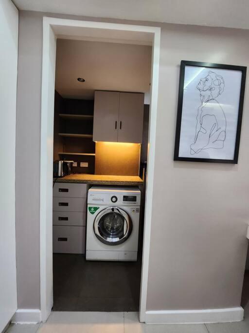 Enjoy Bgc Sunset And Golf Course View 2 Bedroom Loft With 100Mbps Internet Connection มะนิลา ภายนอก รูปภาพ