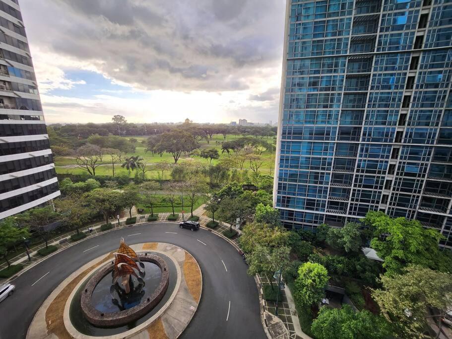 Enjoy Bgc Sunset And Golf Course View 2 Bedroom Loft With 100Mbps Internet Connection มะนิลา ภายนอก รูปภาพ