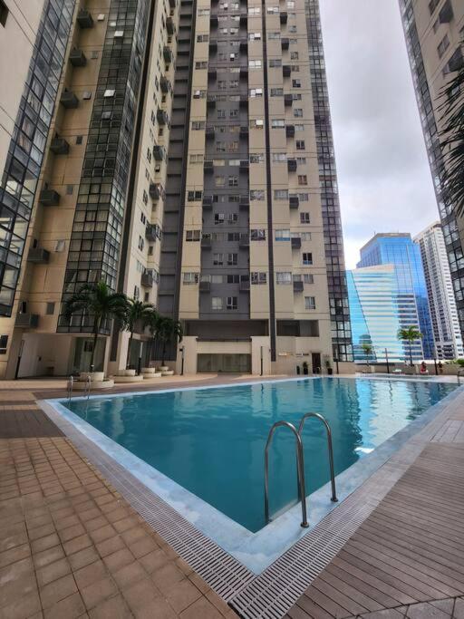 Enjoy Bgc Sunset And Golf Course View 2 Bedroom Loft With 100Mbps Internet Connection มะนิลา ภายนอก รูปภาพ